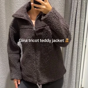 Brun teddyjacka från Gina Tricot - Mysig teddyjacka i ljusbrun från Gina Tricot med hög krage och hel dragkedja framtill. Jackan har en loose passform och är tillverkad i fluffigt syntetmaterial som ger en cool och chill vibe. Perfekt till höst vår och vinter. Xxs men passar S