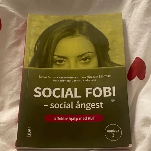 SOCIOFOBI – social ångest: Effektiv hjälp med KBT - En modern bok om social ångest och hur du kan hantera den med KBT. Perfekt för dig som vill förstå och jobba med din sociala oro. Lättläst och konkret – passar både unga och vuxna som vill må bättre i sociala situationer. Nypris 500kr helt ny bok inte använd. 