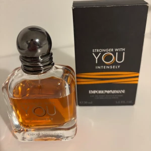 Stronger With You Intensely 50ml - Emporio Armani Stronger With You Intensely, 50ml. En modern parfym med stilren design, perfekt för dig som vill sticka ut. Snygg flaska och populärt val bland unga. Är använd ,finns 40 ml kvar där av priset. 