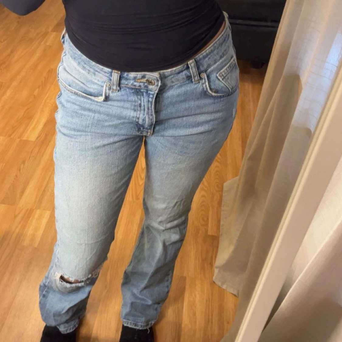 Ljusblå raka jeans med slitning