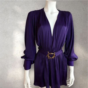 Zara kort jumpsuit - Elegant lila kort jumpsuit från Zara  Snygg och stilren jumpsuit i djup lila färg, med långärmade puffärmar och snyggt skuren V-ringning. Midjebälte med gulddetalj ger en lyxig känsla och fin passform. Perfekt för fest, middag eller speciella tillfällen. #zara #jumpsuit