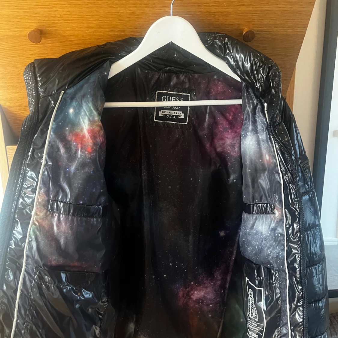 Svart pufferjacka från Guess - 3
