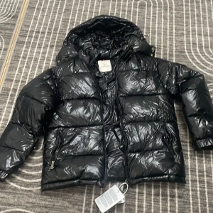 Moncler - Helt ny jag har aldrig använt den säljer den för att den e för stor på mig STORLEK L priset kan diskuteras äkta