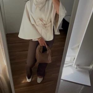 Bruna bootcut byxor i bomull - Snygga bruna byxor med bootcut-snitt och klassisk femficksdesign. Byxorna har normal passform och är tillverkade i mjukt bomullsmaterial som sitter skönt hela dagen. Perfekta att styla med sneakers eller boots för en chill look.