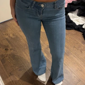 Bootcut ljusblå jeans - Snygga ljusblå jeans med bootcut passform och klassisk femficksdesign. Jeansen har låg midja och är tillverkade i mjukt denimtyg som sitter bekvämt. Perfekta för dig som gillar en retro vibe och vill ha ett par jeans som framhäver benen. Jag personligen är 152 cm lång! Så utgå från det :)