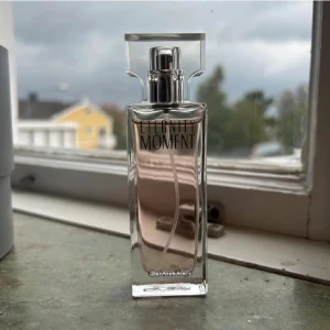Eternity Moment parfym - Stilren parfym från Calvin Klein, Eternity Moment. Perfekt för dig som vill ha en modern och fräsch känsla. Passar dig som gillar klassisk design och vill sticka ut med en ikonisk flaska.