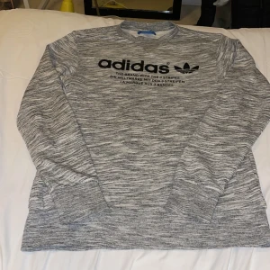 Melarad grå adidas sweatshirt  - Fint använt skick på denna.Skönt material,perfekt nu till höst/vinter.