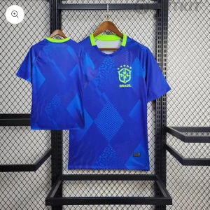Blå Brasil fotbollströja - Snygg blå fotbollströja från Brasil med neon-gula detaljer vid kragen och tryckt klubbmärke på bröstet. Tröjan har korta ärmar och ett geometriskt mönster i olika blå nyanser. Perfekt för dig som vill sticka ut på planen.