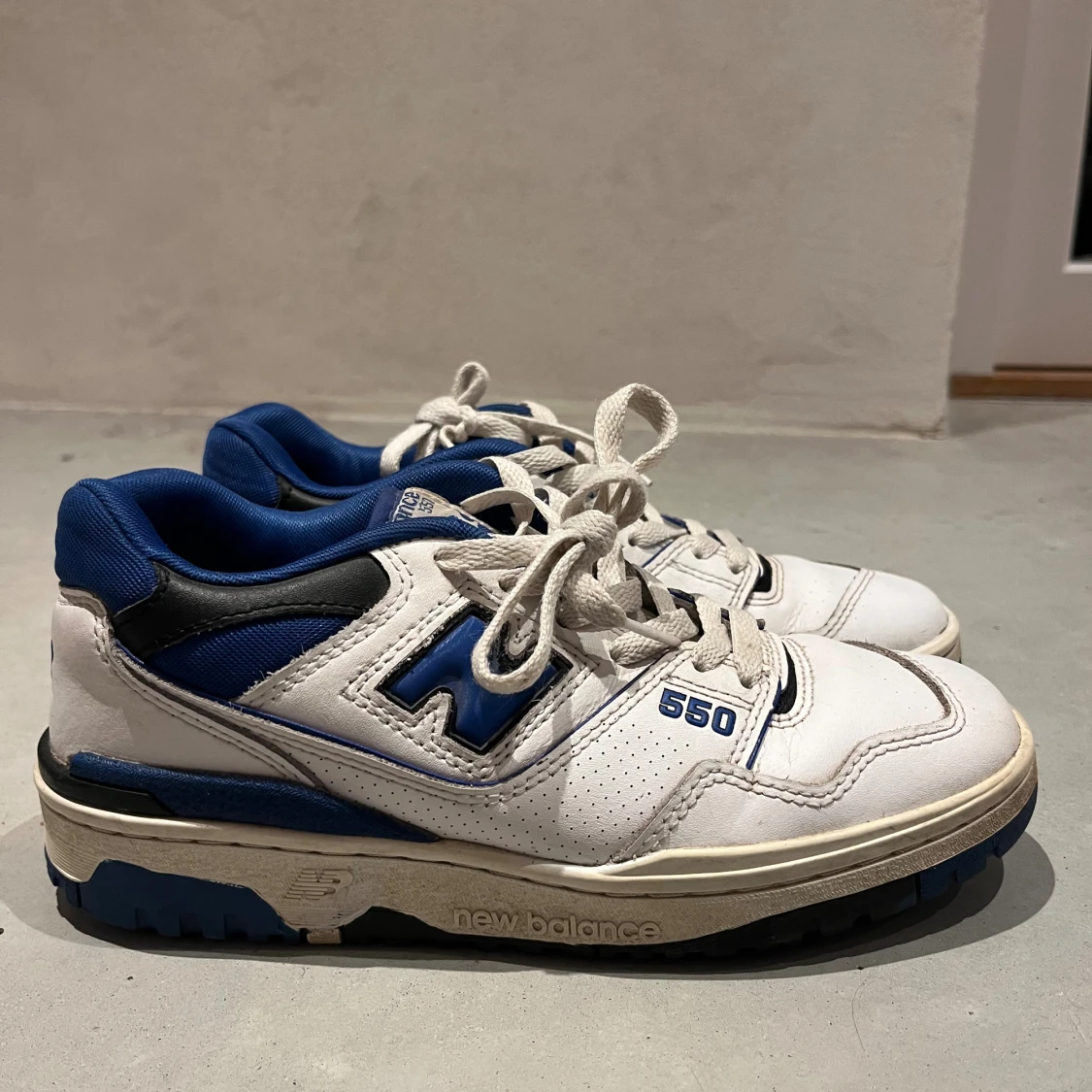 New Balance 550 vit/blå sneakers - 1