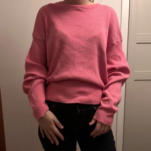 Rosa ribbad tröja från Gina Tricot - Säljer en chill rosa tröja från Gina Tricot med ribbad struktur och rund hals. Modellen är loose fit med långa ärmar. Även fast storleken är XL så sitter den fint på nån som vanligtvis bär XS-s🥰🥰