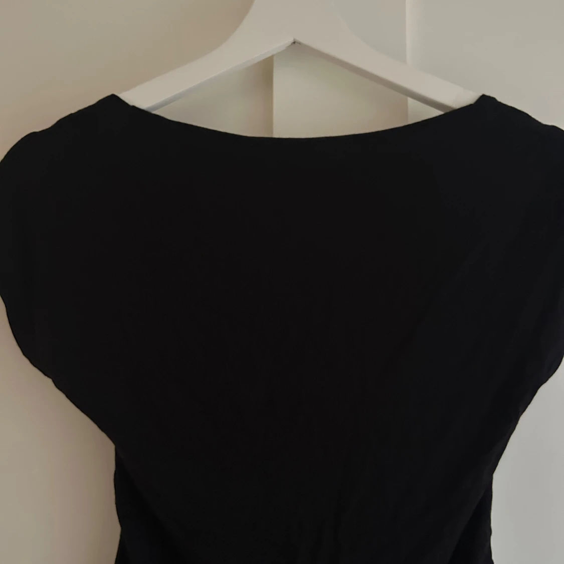 Svart topp med öppen rygg från SHEIN - 3