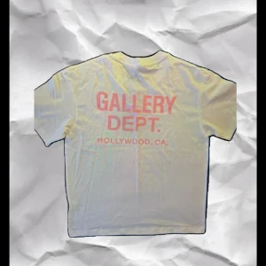  Gallery Dept. t-shirt  - Vit t-shirt från Gallery Dept. Vi säljer nu denna tvärfeta T-shirten till ett bra pris!😄 Den är i bra skick och har inga defekter‼️Vid frågor är det bara att hojta till!📲📩Perfekt för dig som gillar streetwear och vill sticka ut med en clean look.