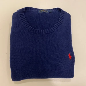Stickad Ralph lauren tröja L - Marinblå grovstickad polo Ralph Lauren tröja //  Mycket bra skick //  Storlek L //  Skriv vid minsta fråga eller fundering💯🤝