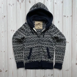 Hollister cardigan - Säljer nu denna unika stickade Hollister cardiganen i väldigt bra skick. Storlek: M. Pris: 999kr. Skriv vid frågor eller fler bilder! 🤩