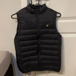 Lyle scott väst 14 & 15 år - En riktigt skön väst. Väldigt snygg nu och ganska basic sy för att få en snygg outfit. Och även väldigt bra skick. 🙂