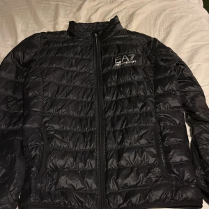 EA7 Armani jacka - Säljer nu min Armani jacka eftersom den inte kommer till användning, storlek M. Inte använd så mycket så är som ny, pris är diskuterbart.🙂