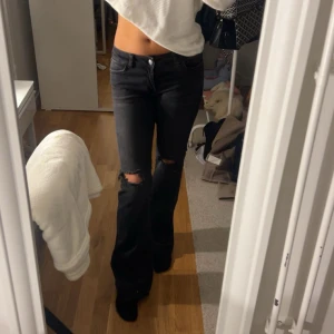 Svarta bootcut jeans med slitningar - Säljer mina fina Nelly jeans då dom inte kommer till användning 💞