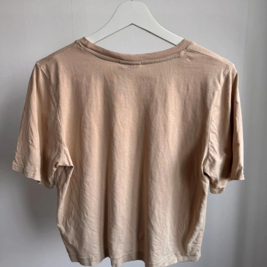 Beige t-shirt från Gina Tricot - 1
