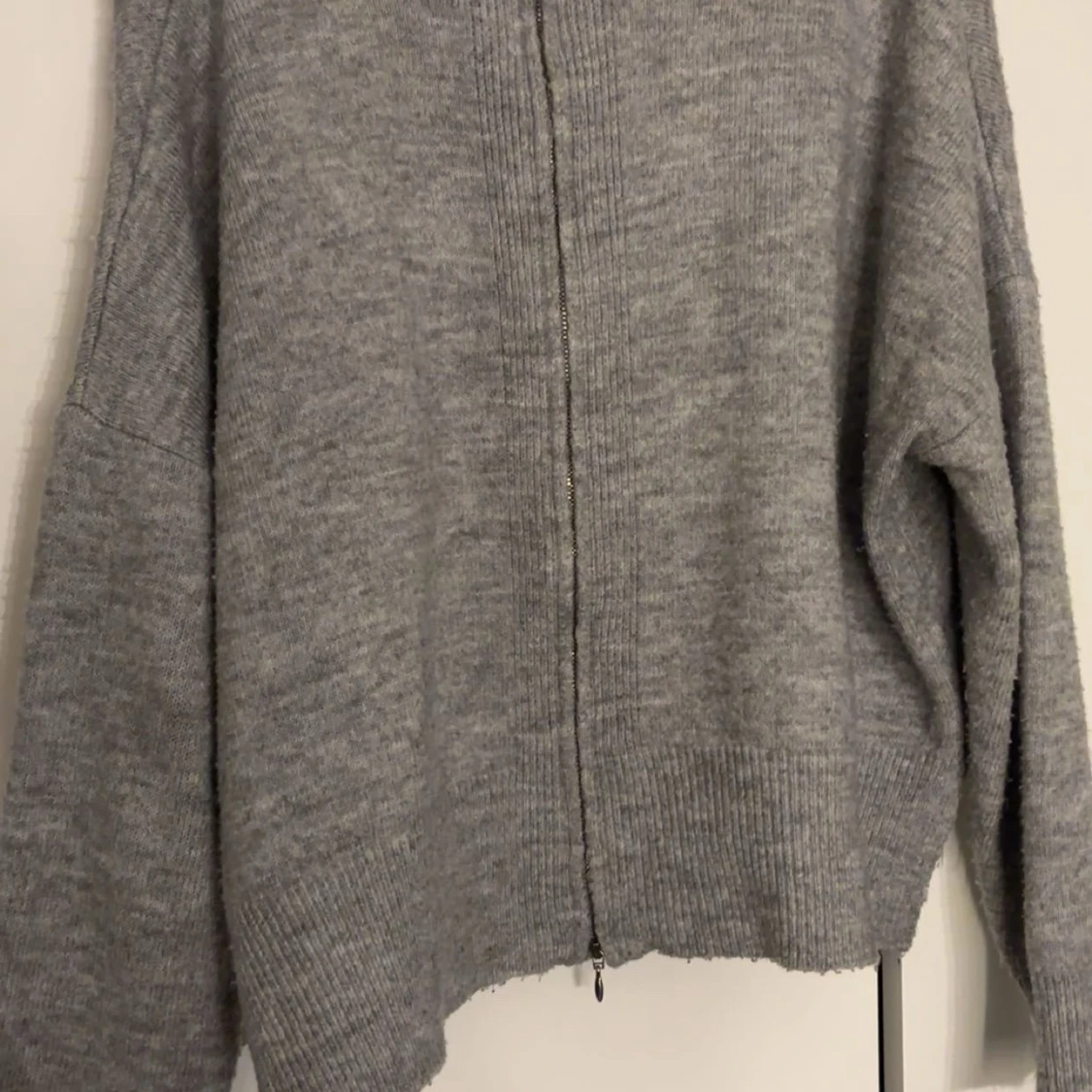 Grå stickad kofta med dragkedja - 1