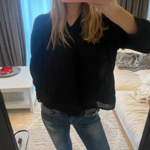 Svart blus med v-ringning - Säljer en strilren, svart blus med v-ringad hals och långa ärmar. Perfekt för festen, skolan eller när du vill vara uppklädd 🎉