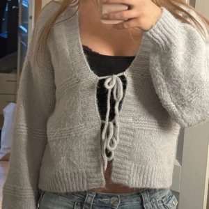 Bik Bok stickad kofta 💕 - bara använt den några gånger 🩷fråga ifall mått behövs eller liknande. inga defekter