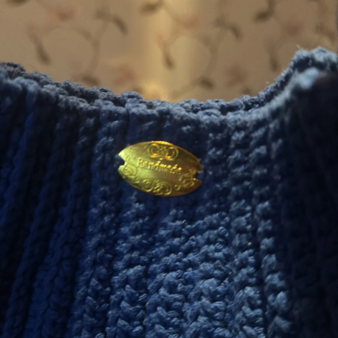 Blå stickad handväska med guldmärke - 2