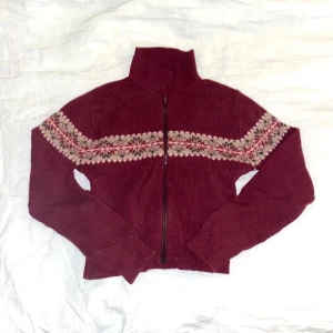 BRANDY MELVILLE PAOLA WOOL SWEATER - världens coolaste & mysigaste kofta från brandy melville. tror ej jag använd den mer än några enstaka gånger, så den är alltså i superskick!  onesize men passar xs-m skulle jag säga.    tveka inte att höra av dig om du har fler frågor ♡︎ 