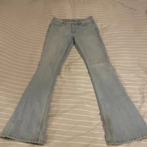 Ljusblå bootcut jeans från Zara - Säljer ett par ljusblå jeans från Zara med bootcut-modell och klassisk femficksdesign. Jättefina!! Storlek 36 