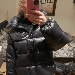 Svart pufferjacka från H&M - BYTA MOT STORLEK S (eller xs). Säljer endast vid högt bud!🩷🩷🩷