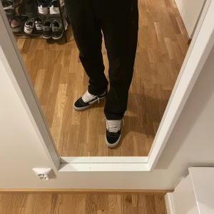 Svarta straight jeans från Zara - Svarta jeans från Zara med klassisk straight passform och normal midja. Snyggt stilrena utan synliga detaljer, tillverkade i mjukt jeanstyg som sitter skönt. Perfekta för dig som gillar enkel och clean look.