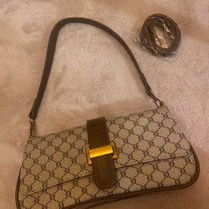 Väska  - Handväska, aldrig använd 