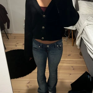 True Religion bootcut jeans blå - Säljer ett par blå bootcut jeans från True Religion med låg midja. Har använt jeansen en gång. De är i storlek 23x30
