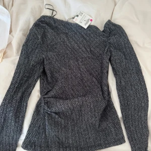 One shoulder tröja - Slutsålt one shoulder tröja från Zara!! Aldrig använd 💙