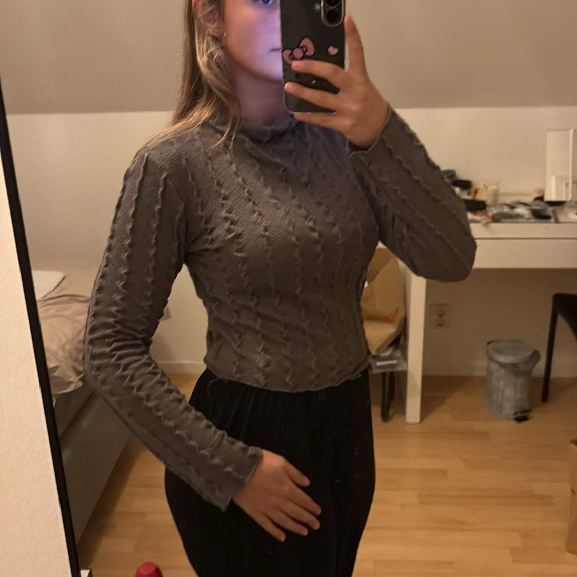 Grå stickad polotröja med struktur - 1