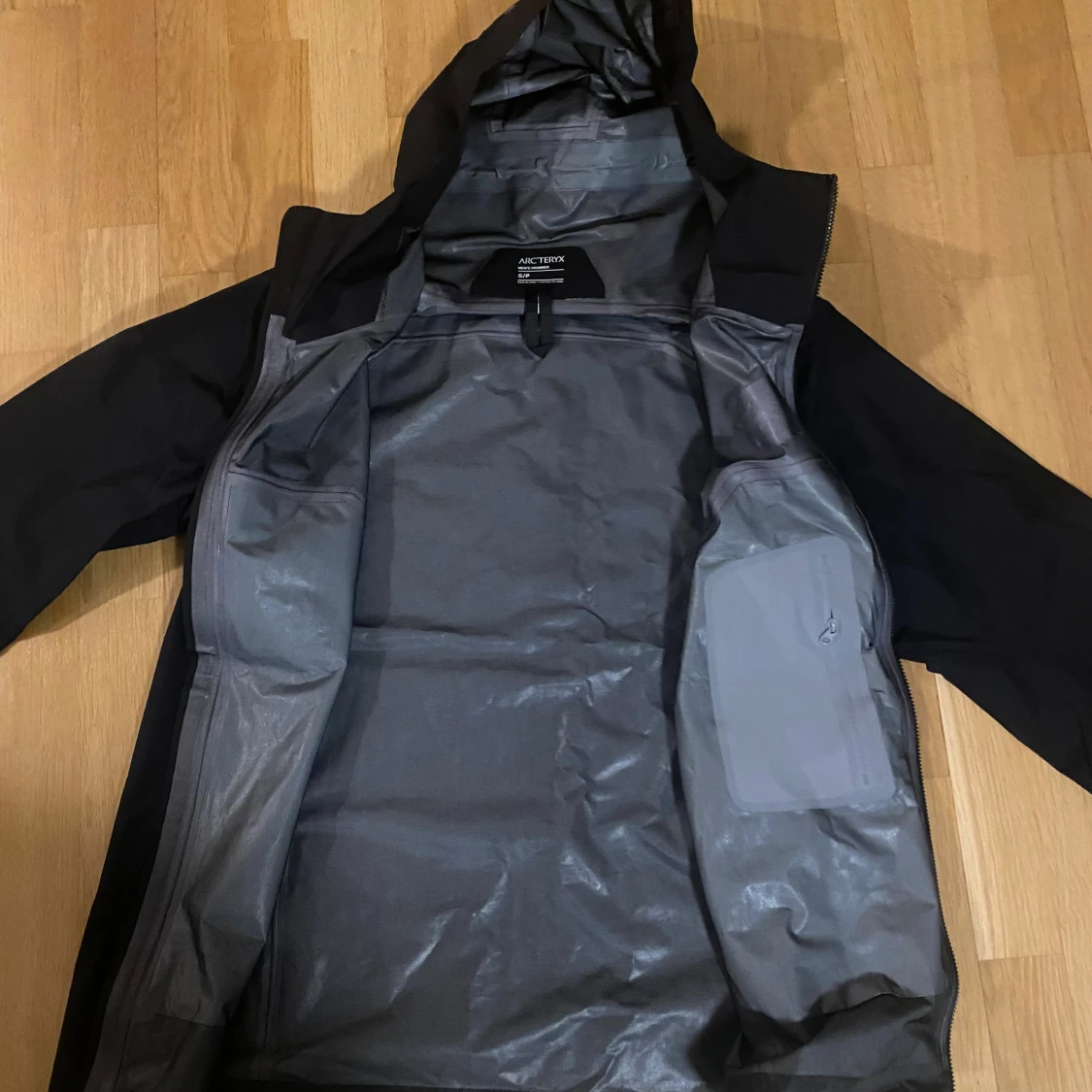 Svart vindjacka från Arc'teryx  - 1