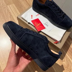 Christian Louboutin  - Ett par riktigt snygga Christian Louboutin i helt nytt skick, allt i bilden ingår vilket vill säga det klassiska röda Louboutin kortet osv, priset kan diskuteras vid snabb affär! Om ni har några frågor är det bara att skicka DM