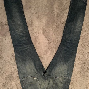 Ralph Jeans - Ralph lauren Denim&supply Jeans med riktigt snygg modell och fade. Mått: W34 L33. Slitningar och missfärgning vid knäna men tycker att det lägger till i designen