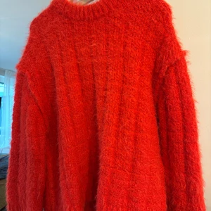 Unik röd stickad tröja  - Säljer en röd unik stickad tröja från H&M i storlek S. Tröjan har en fluffig och mjuk känsla med lång ärm och rund halsringning. Perfekt nu till vintern!!💕