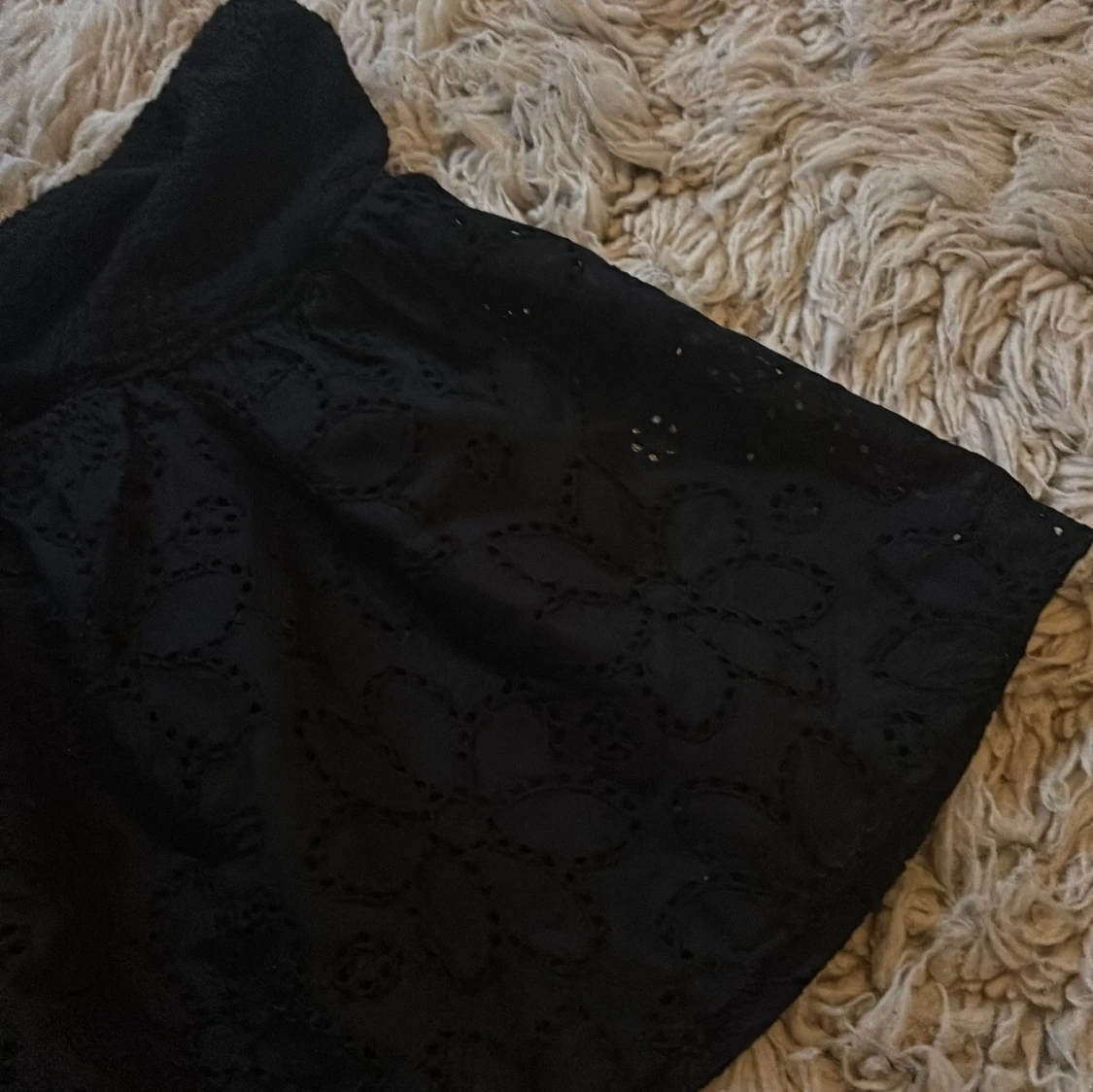 Svart axelbandslös topp med spets - 2