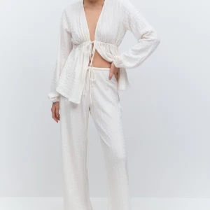 Vita vida byxor med snörning med passande topp  - Jag säljer nu mitt nästan helt oanvända sett med vita byxor som har vida ben och snörning i midjan. Settet har en lätt textur i tyget och är tillverkade i ett mjukt material som ger en avslappnad känsla. Perfekta för en chill och stilren look. Toppen är i storlek M medans byxor har storlek L. Har använt detta set totalt 1 gång bara. Går såklart att diskutera pris🥰🥰🥰