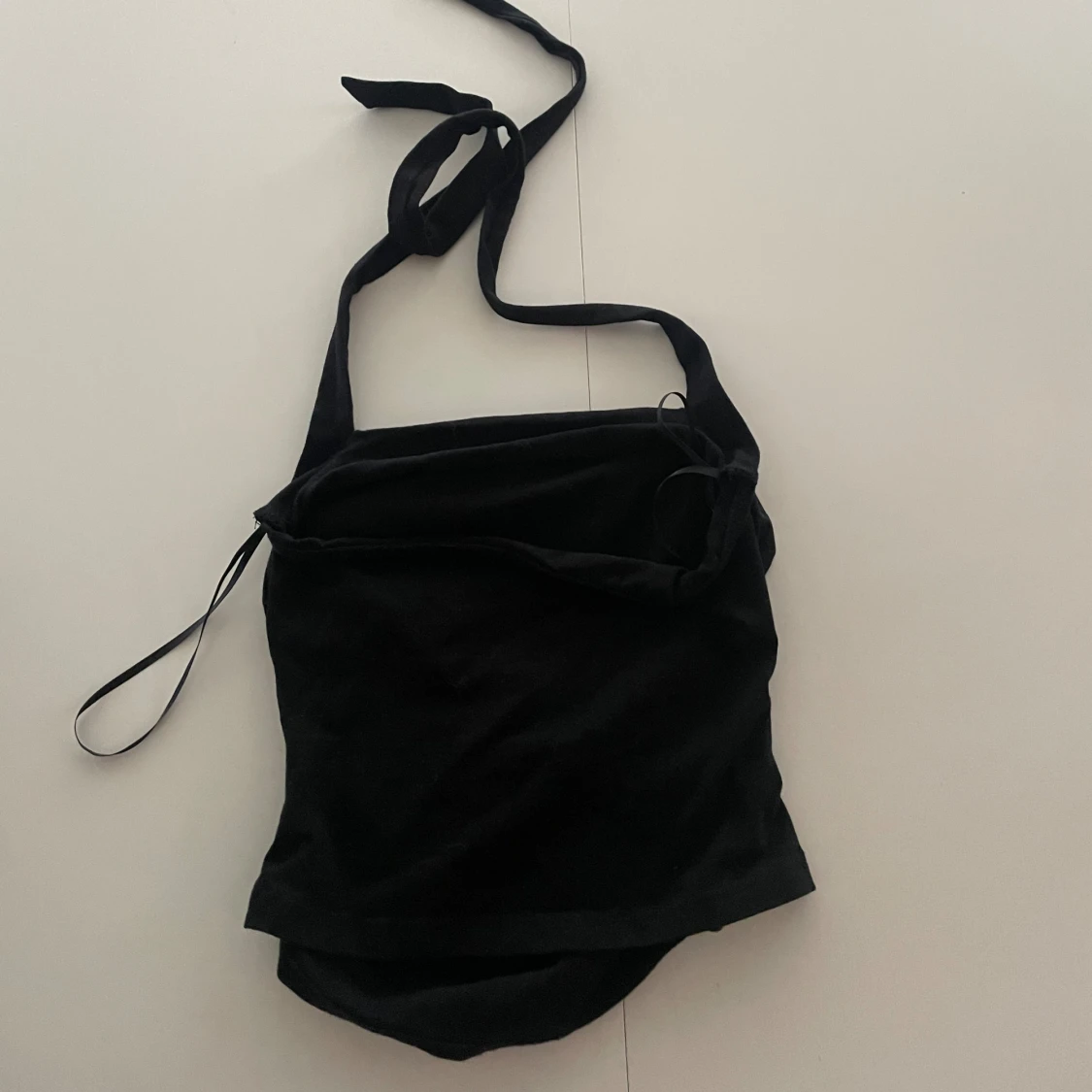 Svart croppad linnetopp med knyt - 2