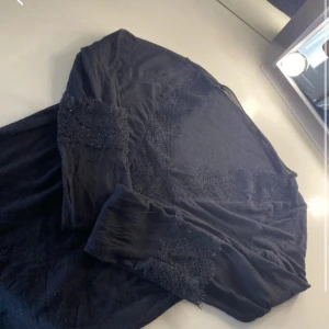 intissimi tröja - några små defekter på armarna fast de märks inte av när tröjan används.