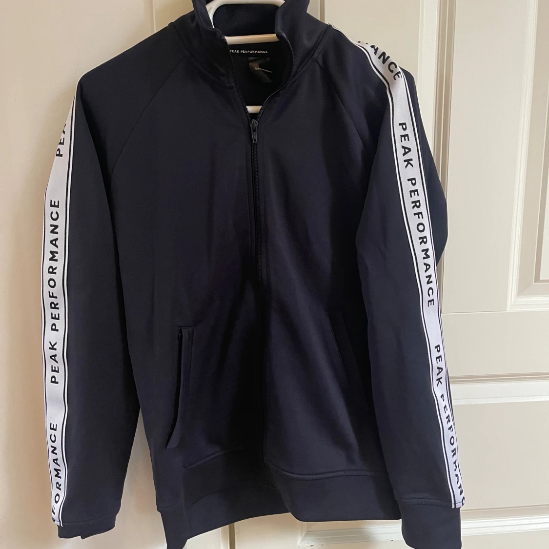 Mörkblå Peak Performance hoodie - 1