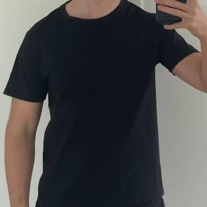 T-shirt - Svart t-shirt. Storlek S.
