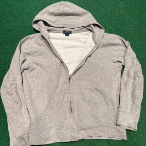Grå Polo Ralph Lauren tröja - Strolek XL barn men passar M, väldigt skön och br skick, skriv om det är något du undrar över