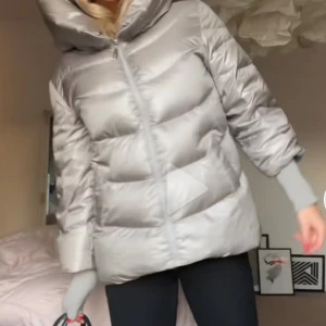 (SVART) pufferjacka - (Första bilderna är lånade) säljer denna puffer jackan fast i svart. Sitter så fint på och är varm med en stor och mysig luva. Märket är tatuum och nypris är 2 070 kr. Hör av dig vid intresse och priset kan diskuteras💞💞