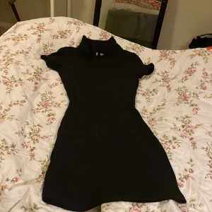 Fin svart kortare trikå klänning  - Knappt använd så i mycket fint skick.Perfekt på vinterns festliga tillfällen.