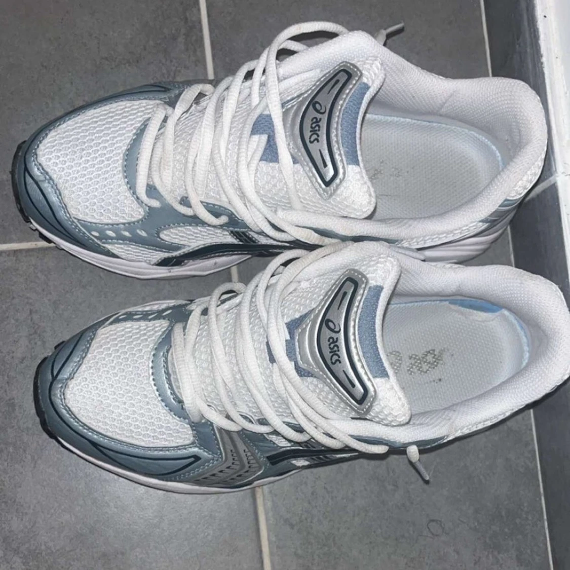 Vita och grå Asics sneakers - 2