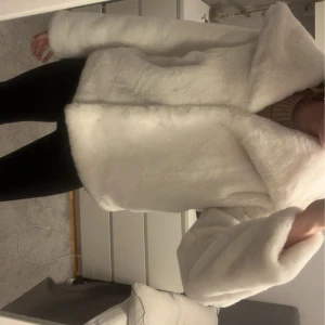 Vit pälsjacka - Säljer en fluffig vit pälsjacka, super mysig nu till hösten/vintern. Köpt förra året men knappt använd