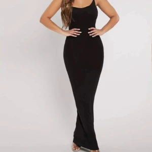 Svart, tajt, långklänning - Säljer en svart, tajt, långklänning som är från SHEIN men jag själv har köpt den på plick. Den är helt oanvänd och är ganska bra material, vet inte vad den kostar igentligen men jag säljer den för 30🩷